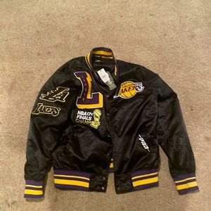 I’m selling a lackers nba 17x finals champ bomber jacket from pro standards